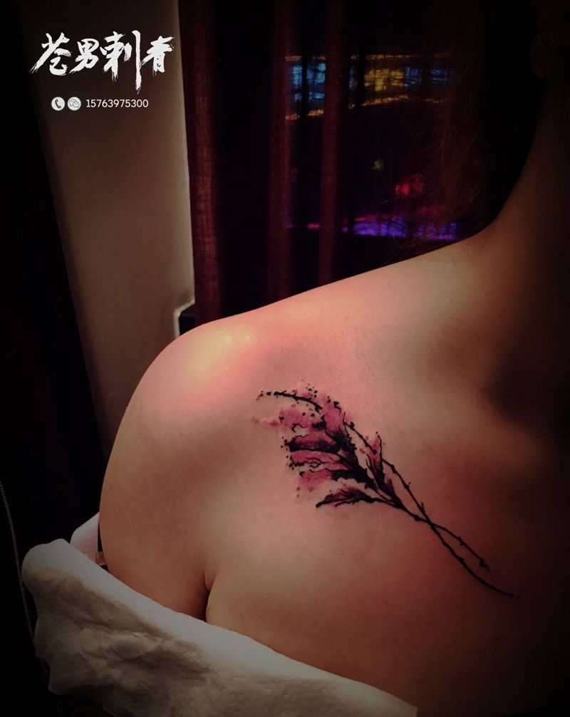 弯的否纹身图片_成品肩部清新纹身图案