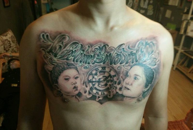 花体英文＋肖像大V花胸纹身图片