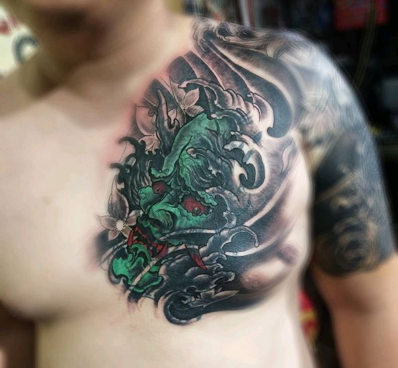 半甲遮盖后纹身图片_肩部胸部纹身图案