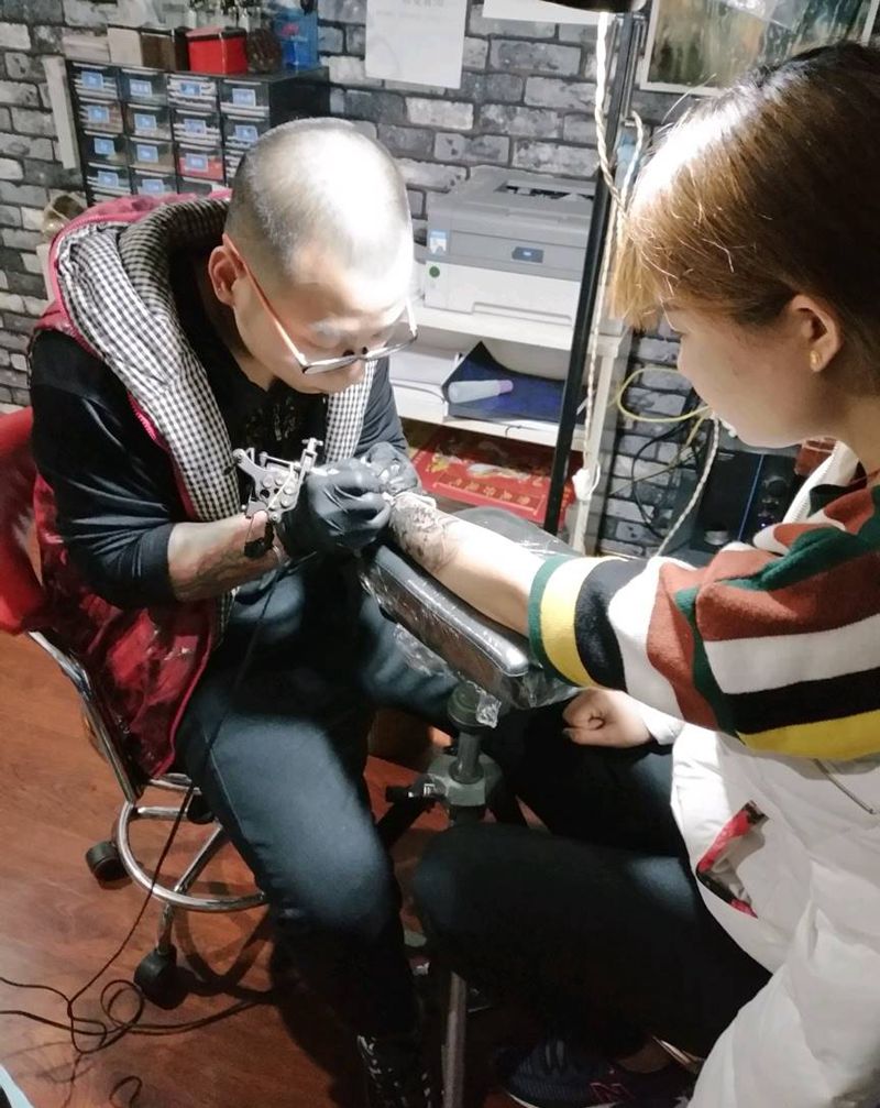 小活遮盖进行中纹身图片