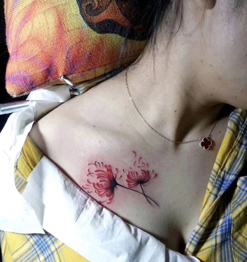 彼岸花纹身图片_肩部水彩纹身图案