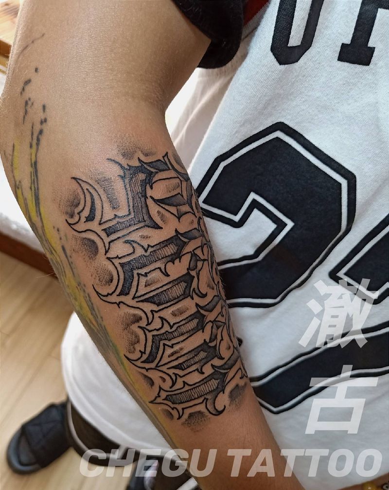 1995纹身图片_手臂花体字纹身图案