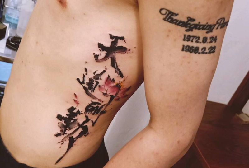 书法纹身图片_腰部花体字水墨纹身图案