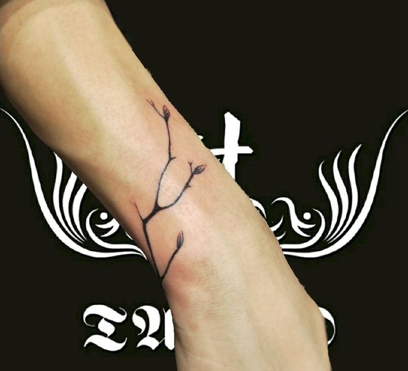 树枝纹身图片_手臂纹身图案