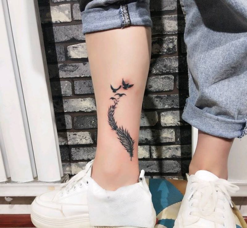 羽毛清新纹身图片_腿部纹身图案