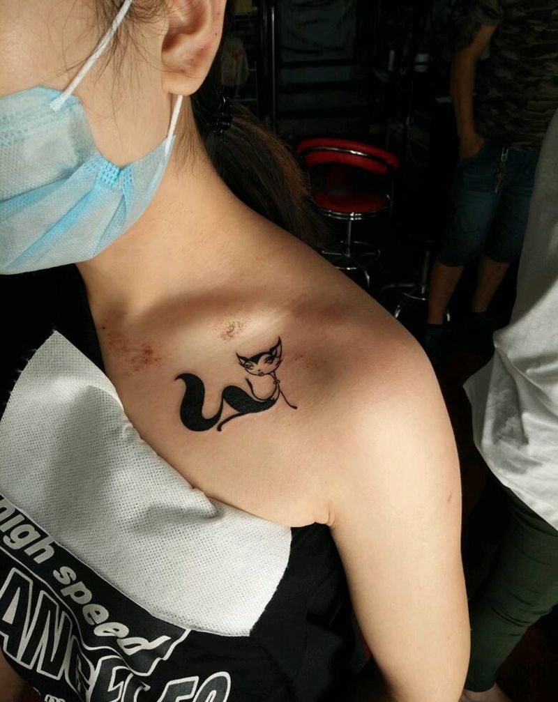 胸口小狐狸纹身图片