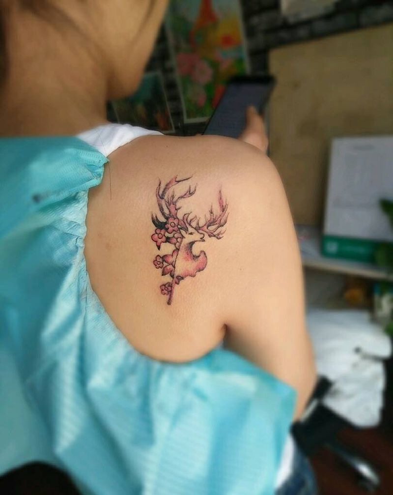 彩色小麋鹿纹身图片