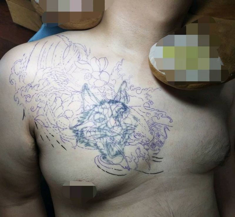 招财锦鲤遮盖后纹身图片_胸部纹身图案