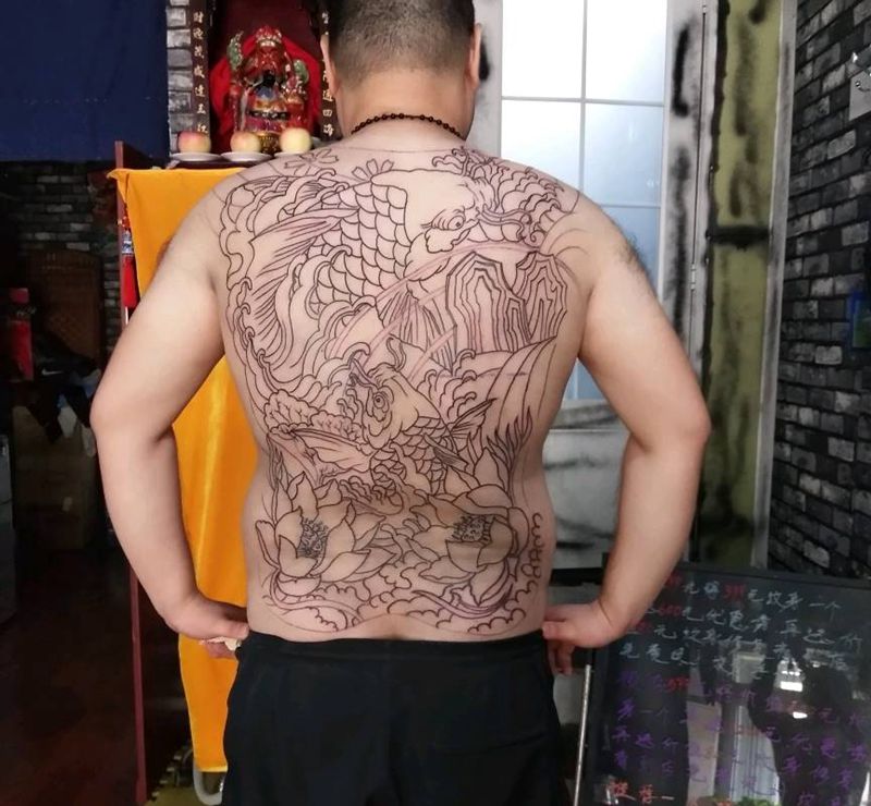 满背锦鲤线条，纹身图片_背部纹身图案