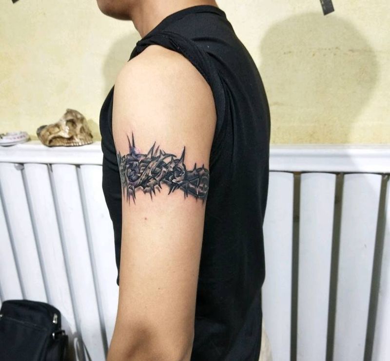 荆刺藤蔓纹身图片_手臂纹身图案