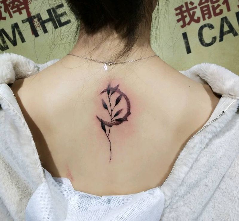 小素花纹身图片_背部纹身图案