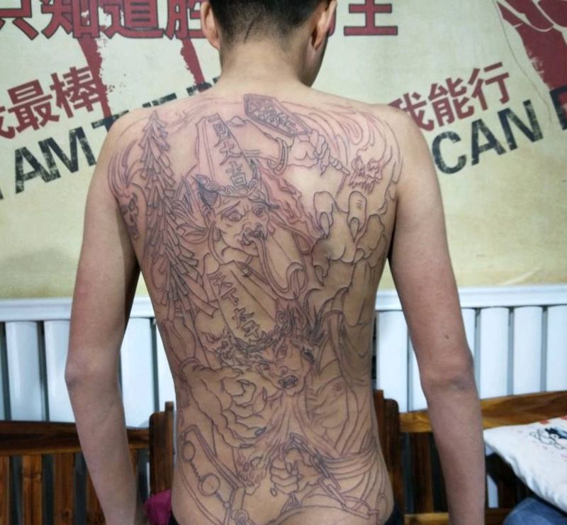 黑白无常纹身图片_背部纹身图案