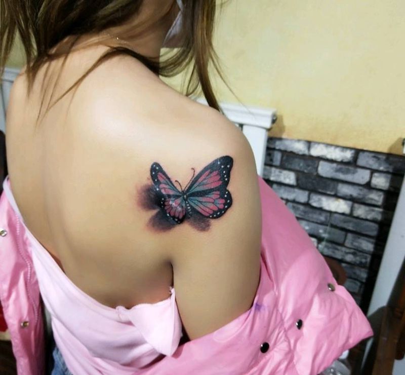 彩色蝴蝶纹身图片_肩部纹身图案