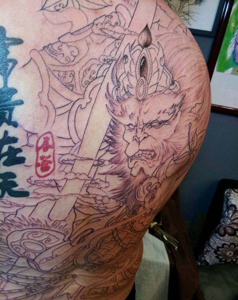 满背割线纹身图片