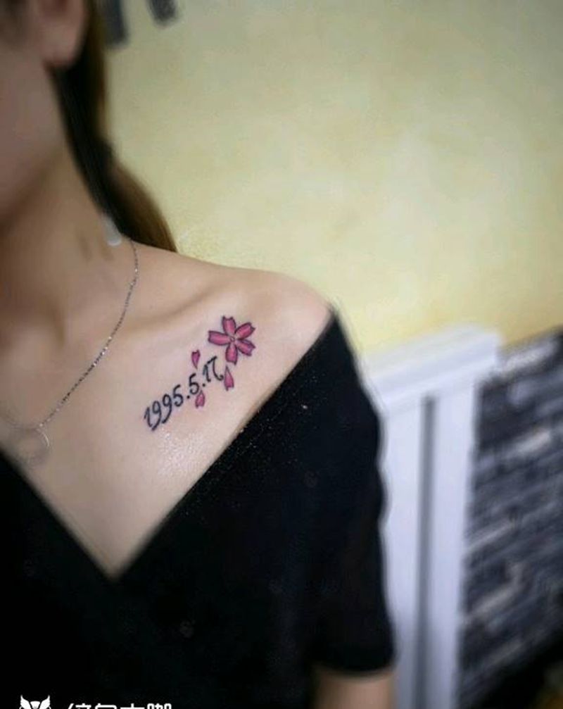 锁骨小花纹身图片_胸部纹身图案