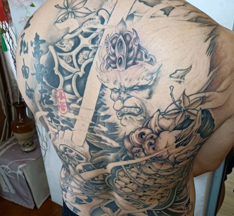 满背大圣纹身图片_背部新传统纹身图案