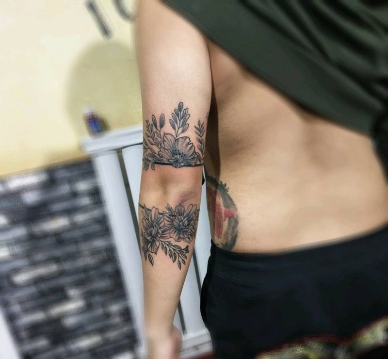 点刺小花纹身图片