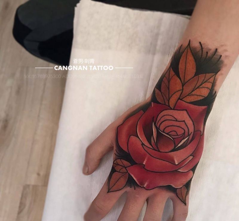 爆个满背纹身图片_手部New School纹身图案