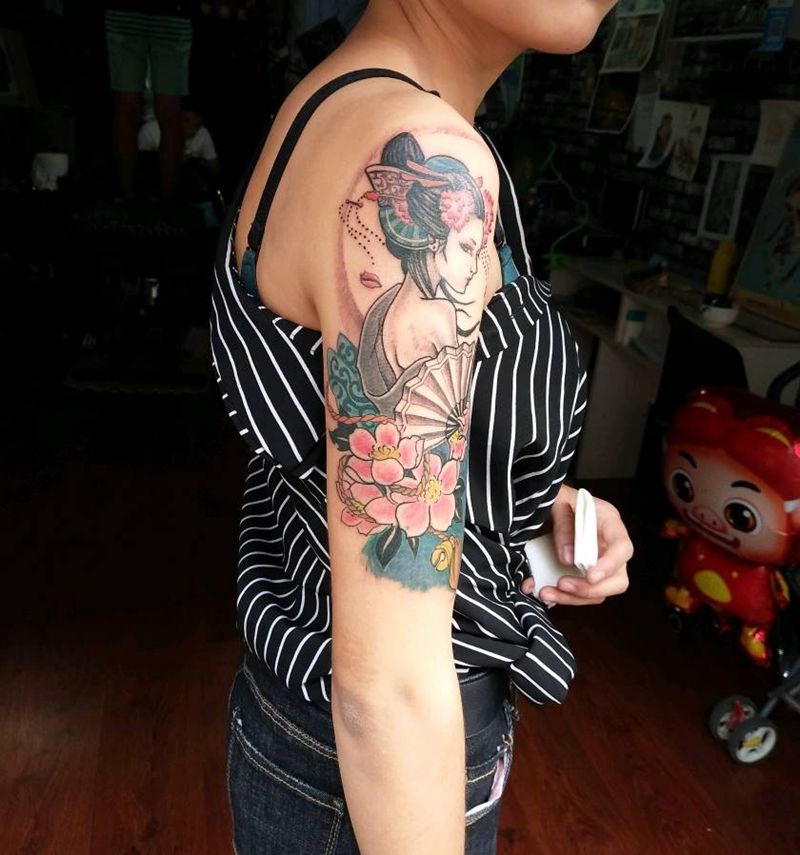 同款艺妓做大臂纹身图片_肩部传统人物成品纹身图案