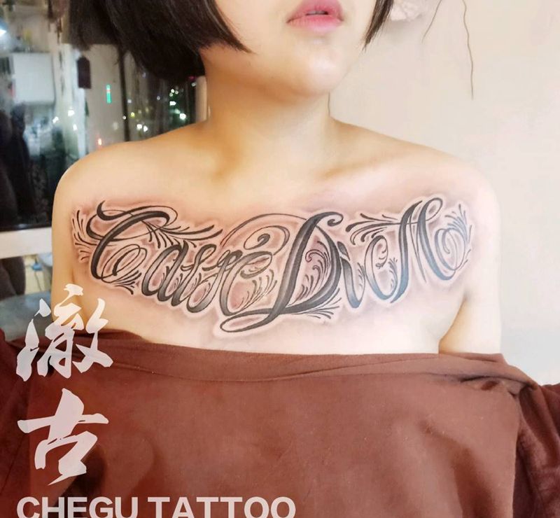 花胸纹身图片_胸部花体字纹身图案