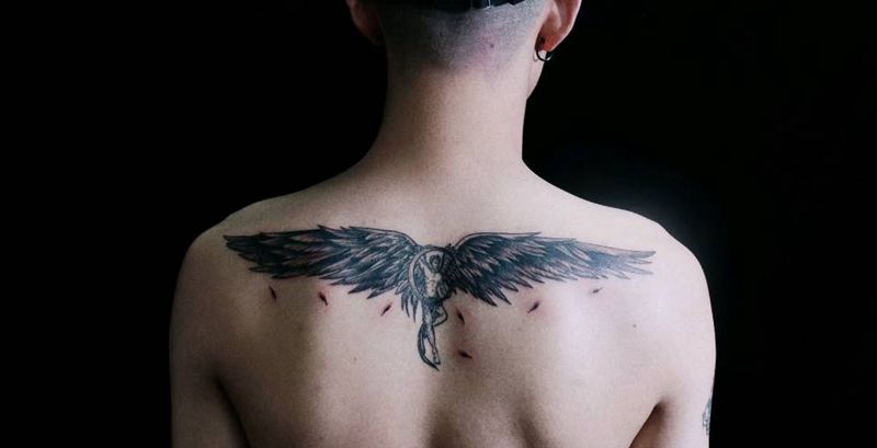 羽翼纹身图片_背部点刺欧美写实纹身图案