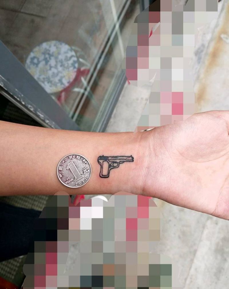 迷你手枪纹身图片_手部清新成品纹身图案