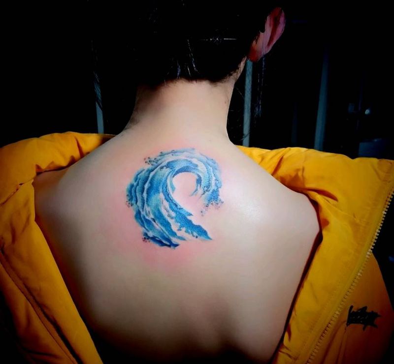 沧海一粟，浪花纹身图片_背部水彩纹身图案