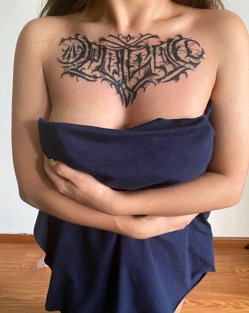 花体字纹身图片_胸部纹身图案