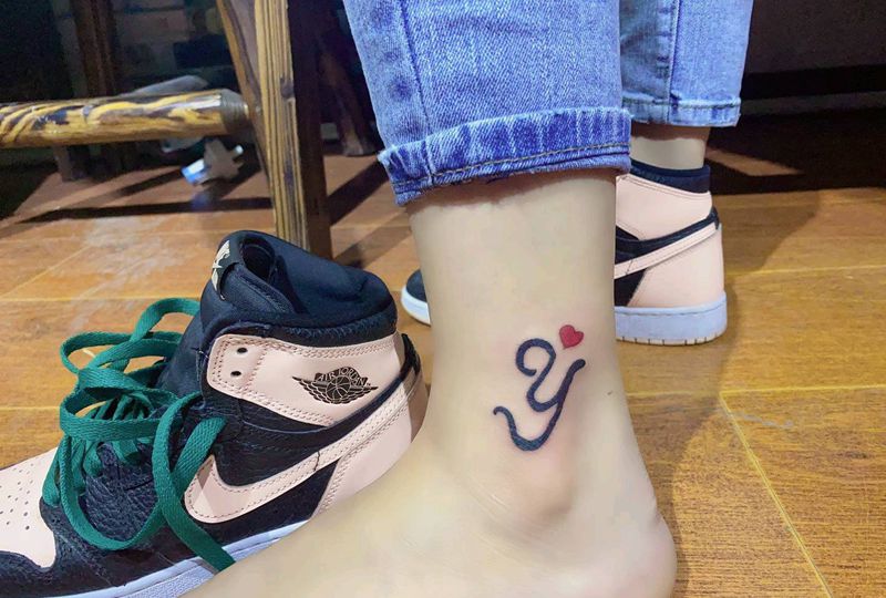 清新字母小图纹身图片_腿部纹身图案