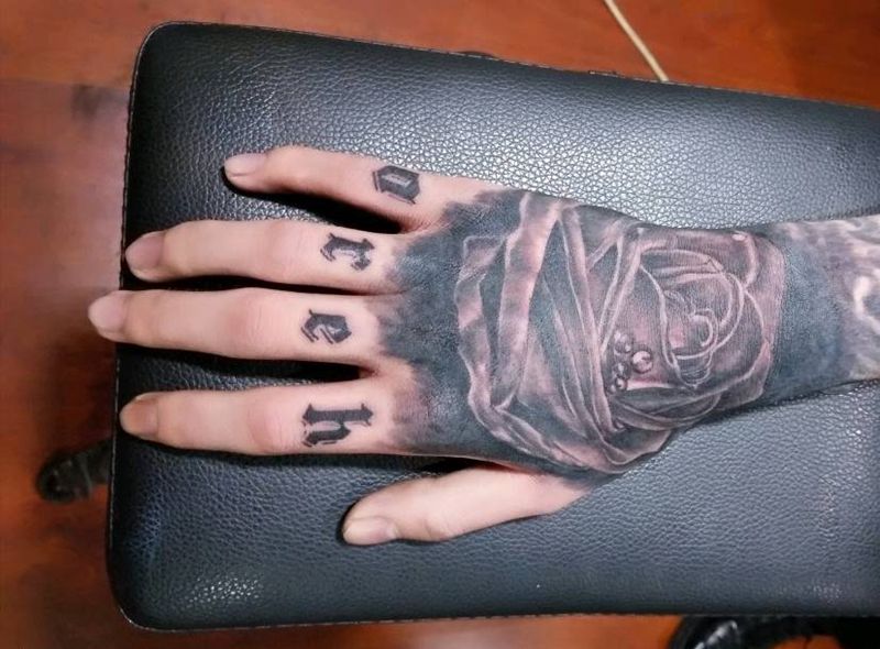 黑色玫瑰纹身图片_手部植物成品纹身图案