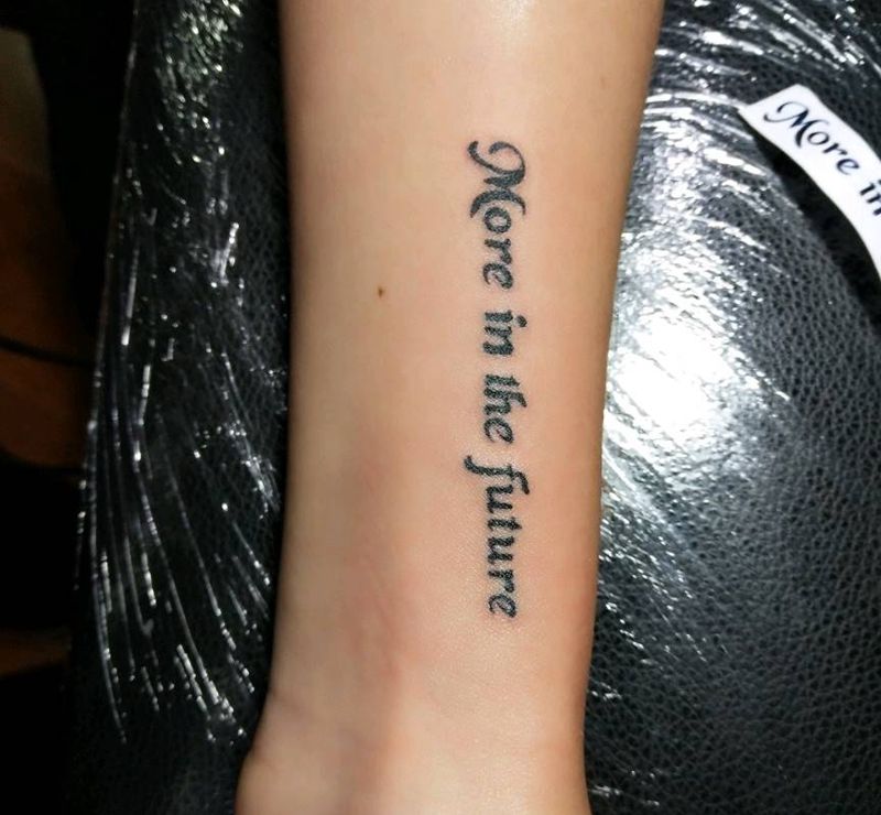 手腕英文字体纹身图片_手臂纹身图案