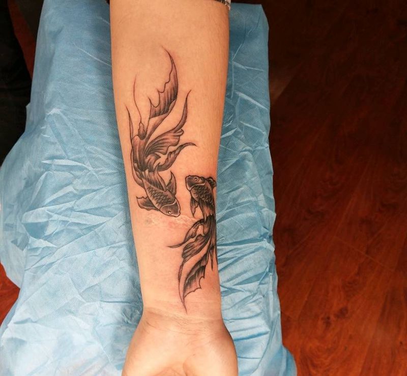 小臂金鱼纹身图片_手臂纹身图案