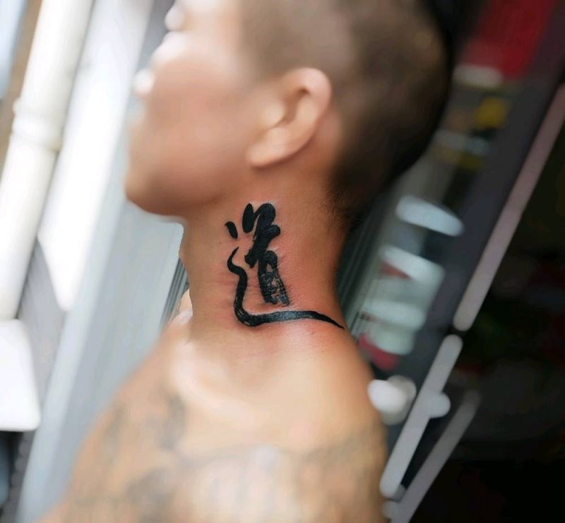 道道道纹身图片_颈部纹身图案