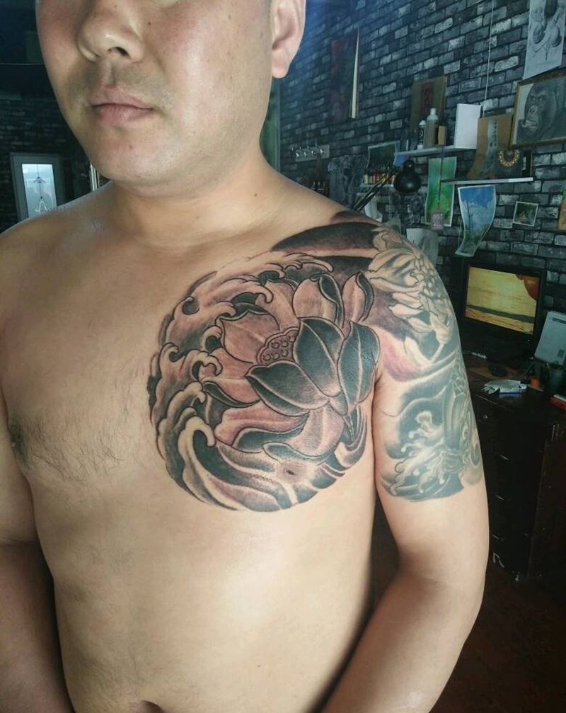 胸前荷花纹身图片