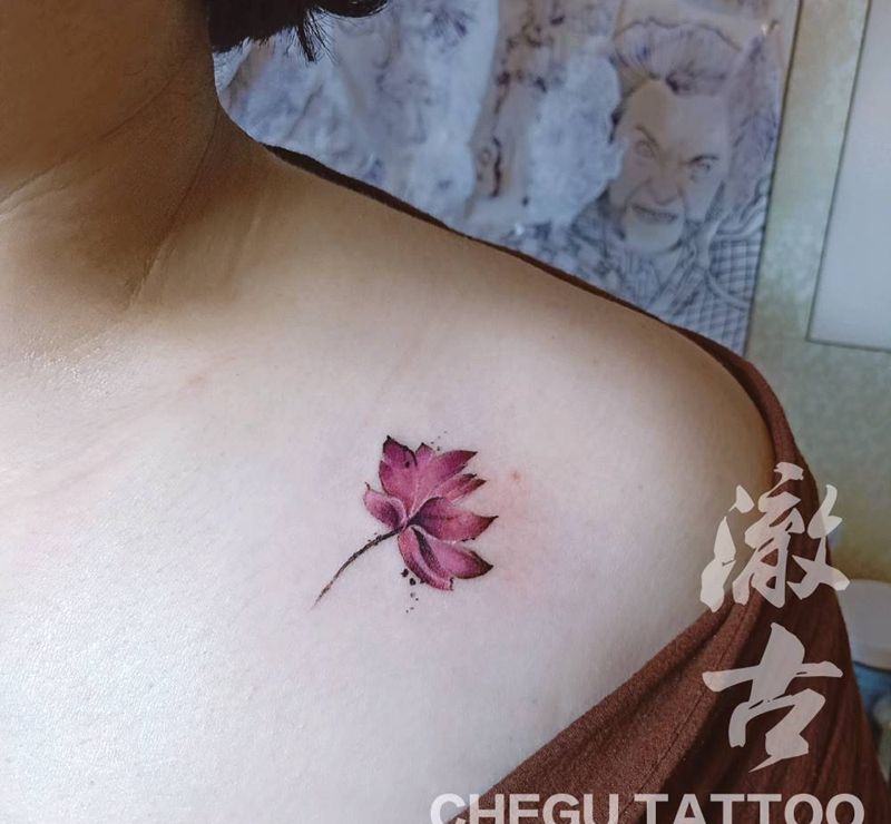 小花纹身图片_肩部水彩纹身图案