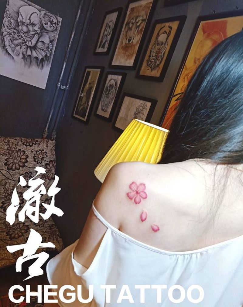 后肩樱花纹身图片