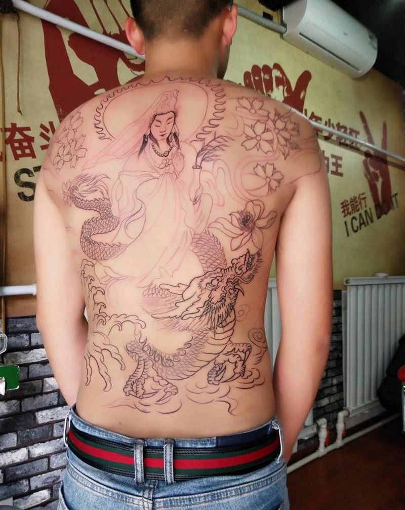 线条观音踏龙纹身图片_背部传统人物纹身图案
