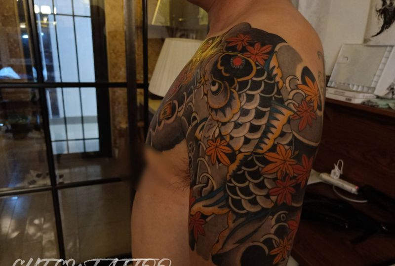 半甲纹身图片_胸部手臂老传统纹身图案