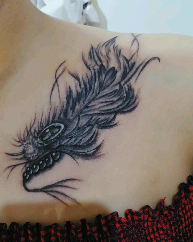 羽毛遮盖纹身图片_胸部纹身图案