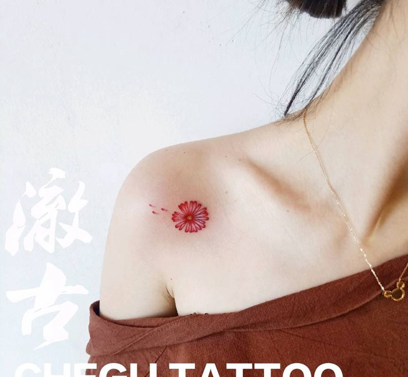 小清新纹身图片_胸部水彩小花纹身图案