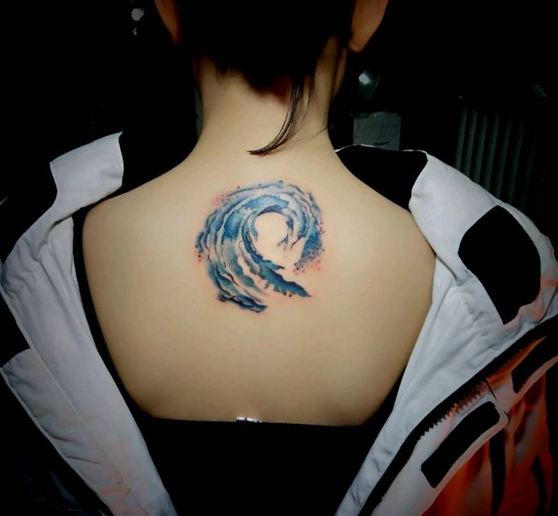 浪花朵朵纹身图片_背部水彩纹身图案