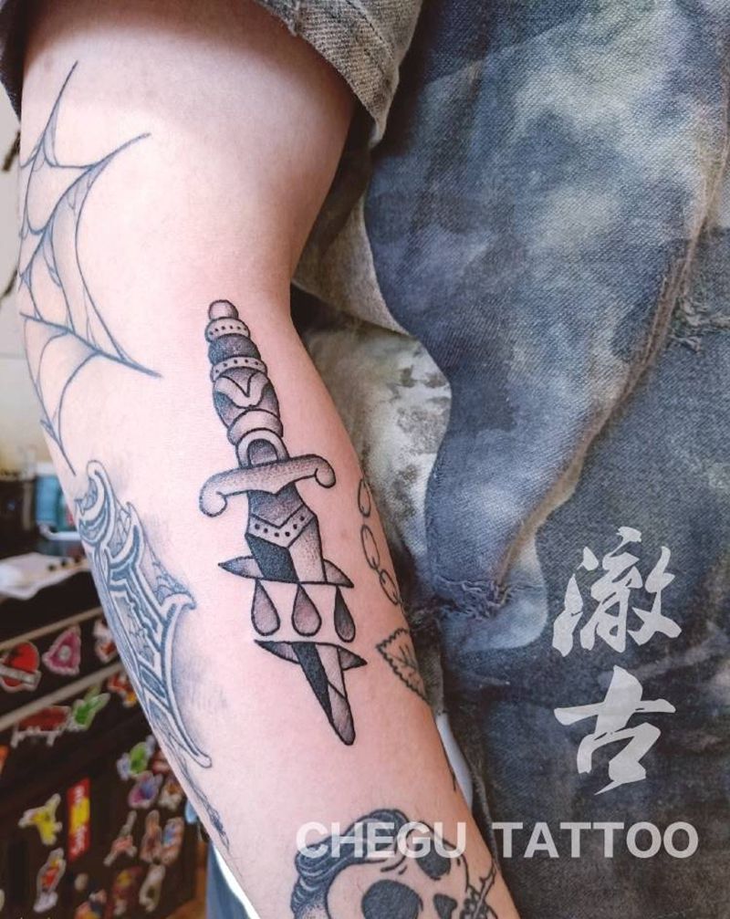 匕首纹身图片_手臂Old School纹身图案