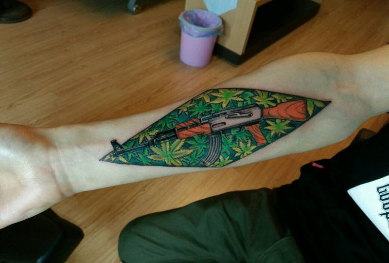 麻叶ak47纹身图片