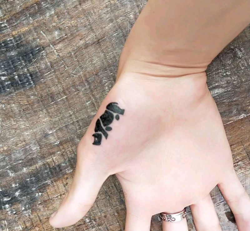 小小犀牛一头纹身图片_手部纹身图案