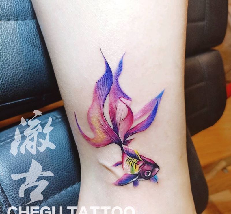 鱼纹身图片_腿部水墨水彩纹身图案