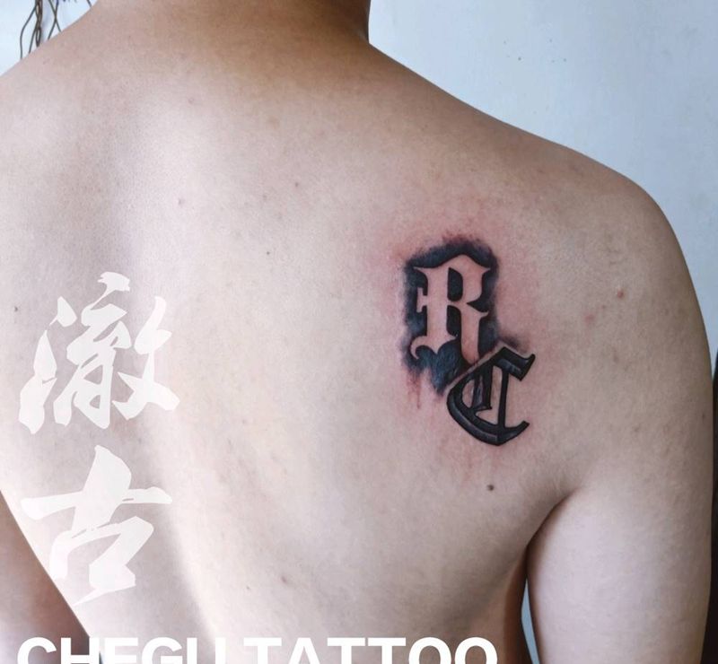 伤疤遮盖纹身图片_背部肩部花体字纹身图案