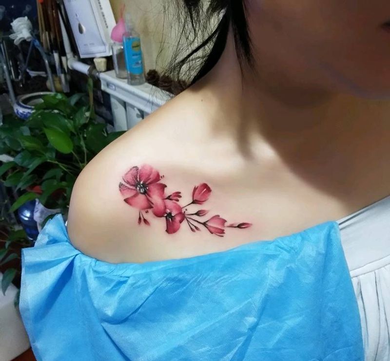 水彩清新小图纹身图片_胸部水彩纹身图案