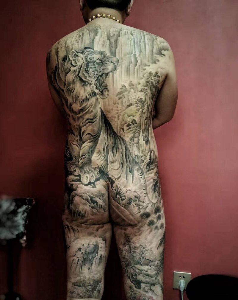 虎啸山川纹身图片