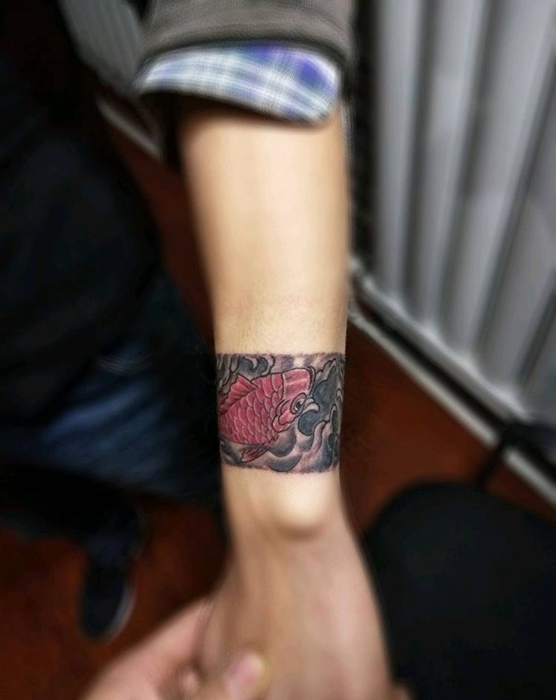 手腕小鱼纹身图片_手臂传统成品纹身图案