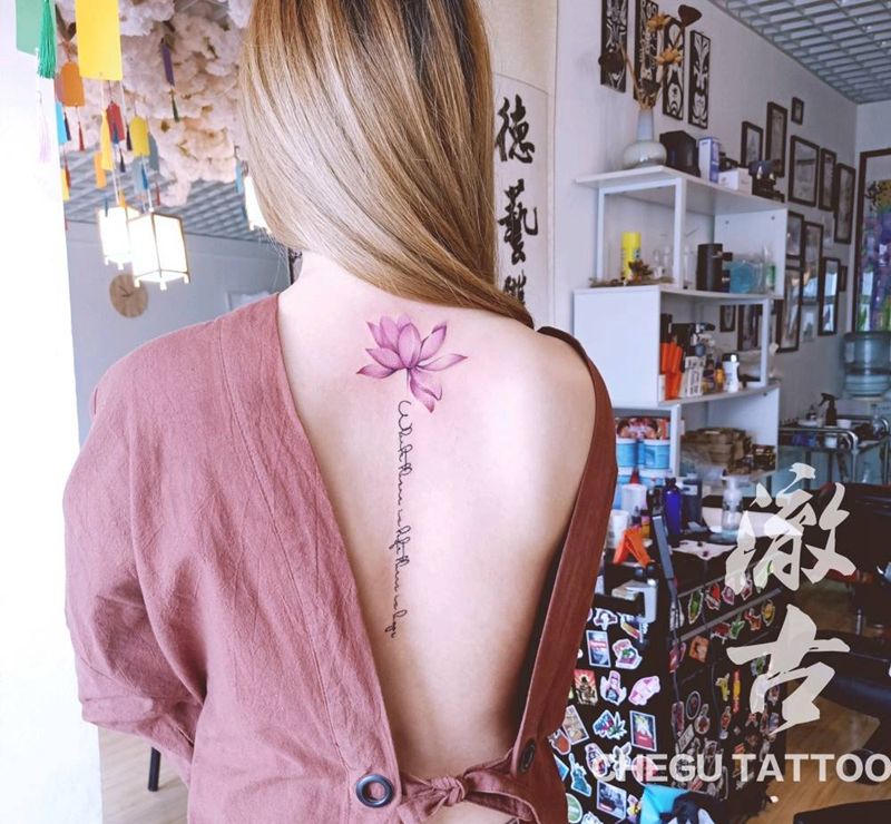 小清新纹身图片_背部水墨花体字纹身图案